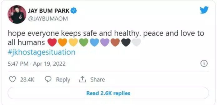 Jay Park với dòng tweet đầy ẩn ý: "Hy vọng mọi người giữ an toàn và luôn khỏe mạnh. Cầu nguyện hòa bình và tình yêu cho con người" kèm với hashtag gây tranh cãi #jkhostagesituation (Nguồn: Internet)