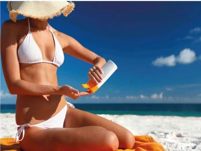 Nếu đi biển, bạn nên chọn loại kem chống nắng chống thấm nước tốt. (Nguồn: Internet)