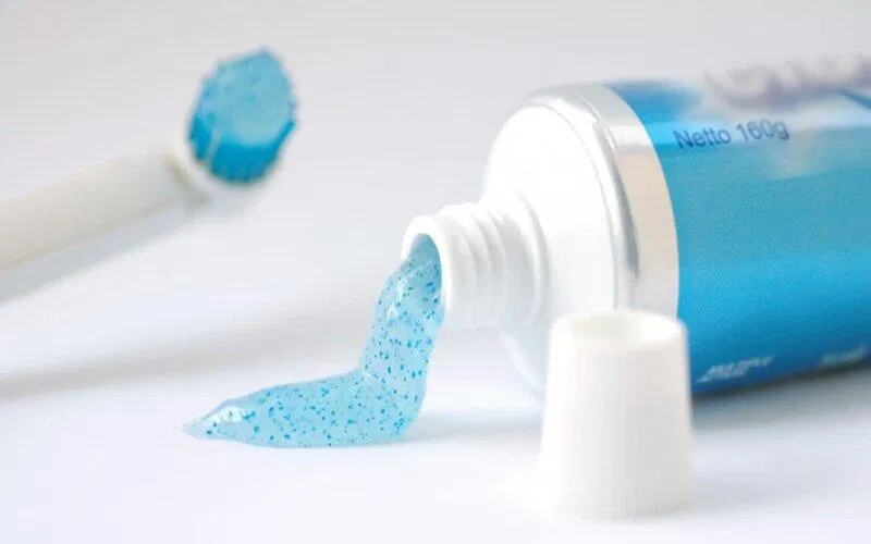 Các hạt đánh bóng trong kem là hạt vi nhựa (Ảnh: Internet)