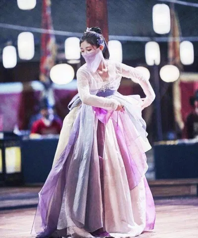 Hanbok cách điệu trong Mây hoạ ánh trăng (Ảnh: Internet)