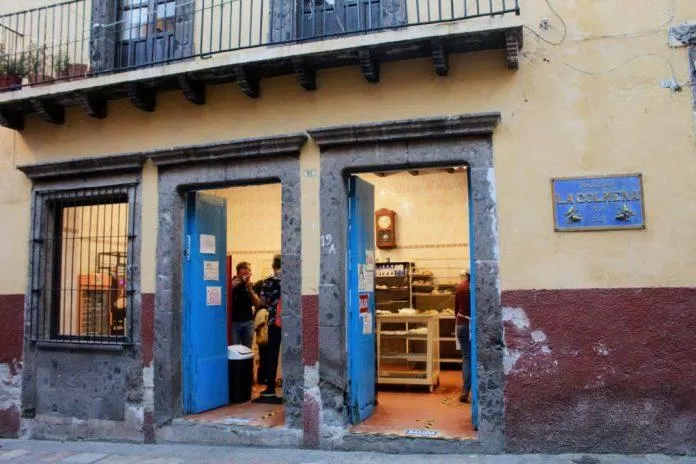 La Colmena Panaderia với cánh cửa xanh nổi tiếng (Ảnh: Internet) La Colmena Panaderia với cánh cửa xanh nổi tiếng (Ảnh: Internet)
