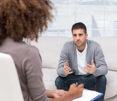 Gặp bác sĩ tâm lí không phải chuyện gì to tát cả (Ảnh: Internet)