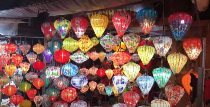 Lồng đèn được trưng bày ở mọi nơi ( Nguồn: Thu Hường)