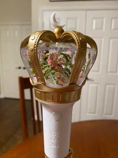 LOONA với chiếc lightstick đẹp nhất trong K-Pop. (Nguồn: Internet) LOONA với chiếc lightstick đẹp nhất trong K-Pop. (Nguồn: Internet)