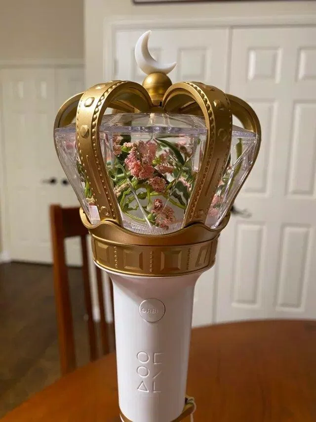 LOONA với chiếc lightstick đẹp nhất trong K-Pop. (Nguồn: Internet)