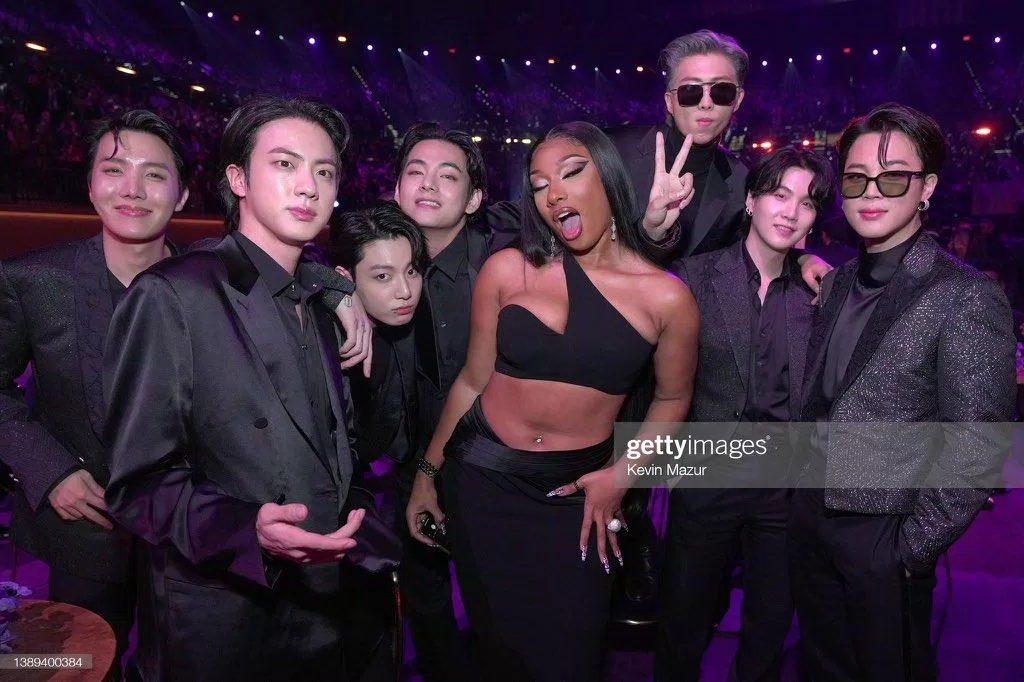 BTS cùng Megan Thee Stallion tại GRAMMY lần thứ 64 (Ảnh: Internet)