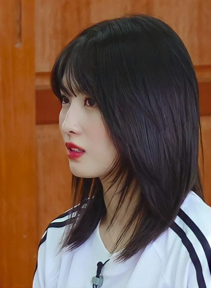 Momo thêm xinh đẹp với màu tóc đen đơn giản và tỉa mullet (Nguồn: Internet)