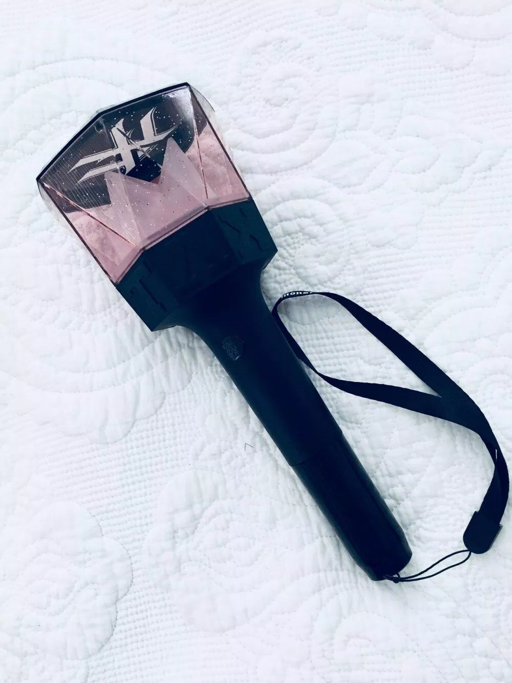 MONSTA X với chiếc lightstick đẹp nhất trong K-Pop. (Nguồn: Internet)