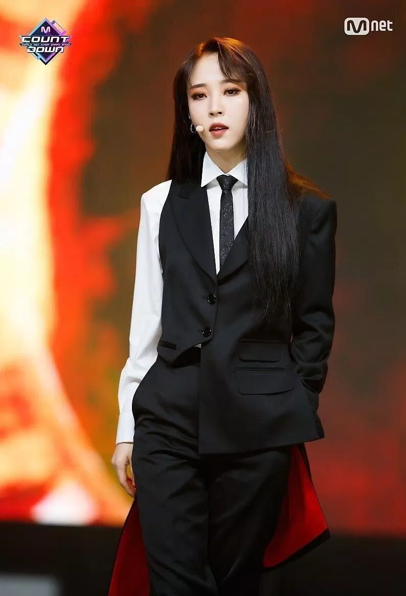 Moonbyul (MAMAMOO) - thần tượng K-Pop chứng minh rằng các quý cô mặc suit luôn quyến rũ. (Nguồn: Internet)