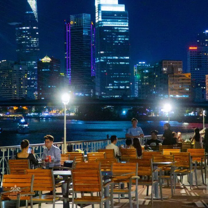 9 Top 15 nhà hàng bên sông tại Sài Gònview cực chill, bạn không thể bỏ lỡ mới nhất 23 Thực khách vừa thưởng thức bữa tối và tận hưởng trọn vẹn vẻ đẹp Sài Gòn khi về đêm (Nguồn: Facebook Saigon Princess)