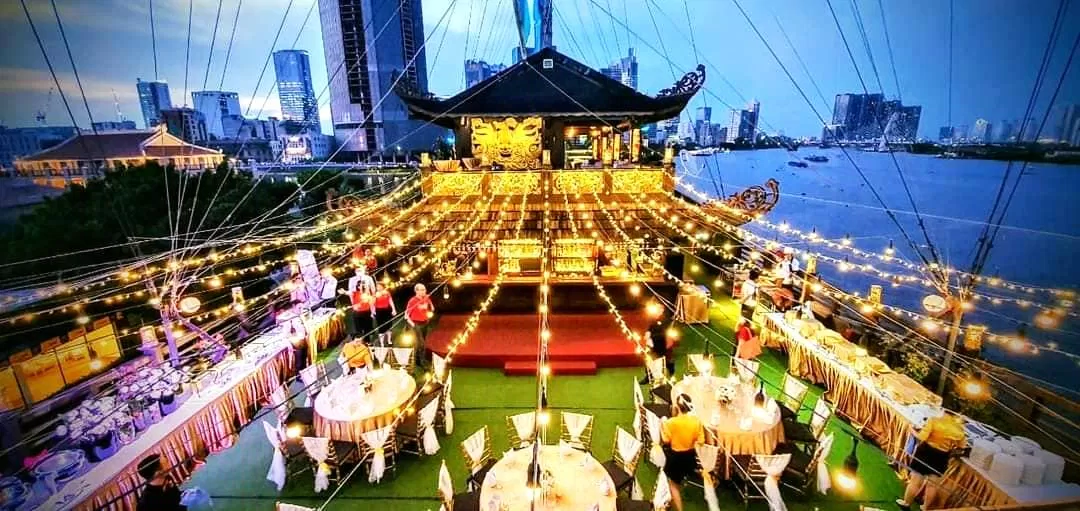 Không gian với tầm nhìn rộng mở, bày trí ấm áp và lung linh (Nguồn: Facebook Elisa Floating Restaurant)