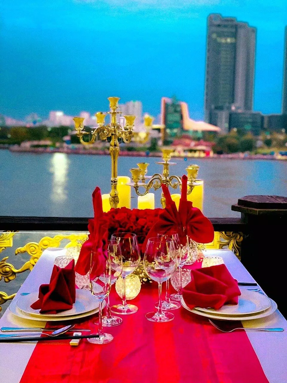 Tận hưởng trọn vẹn vẻ đẹp hai bờ sông Sài Gòn từ trên tàu (Nguồn: Facebook Elisa Floating Restaurant)