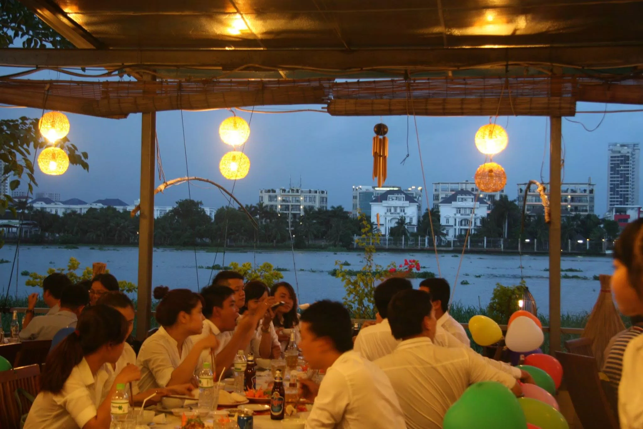 Không gian tại Thủy rộng rãi và thoáng mát, gần gũi với thiên nhiên và thực khách có thể ngắm trọn vẹn cảnh sông nước êm dịu (Nguồn: Internet)