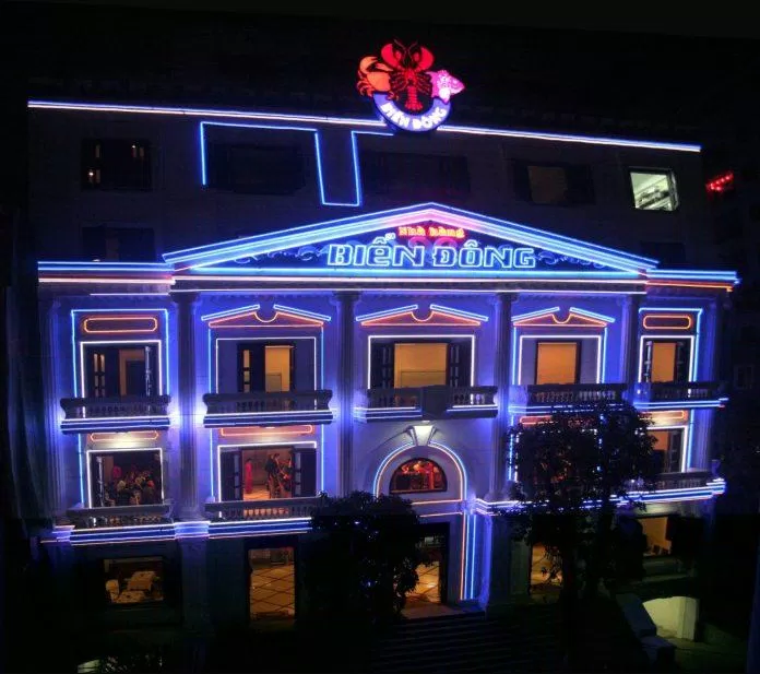 Nhà hàng hải sản Biển Đông lung linh về đêm (ảnh: internet)