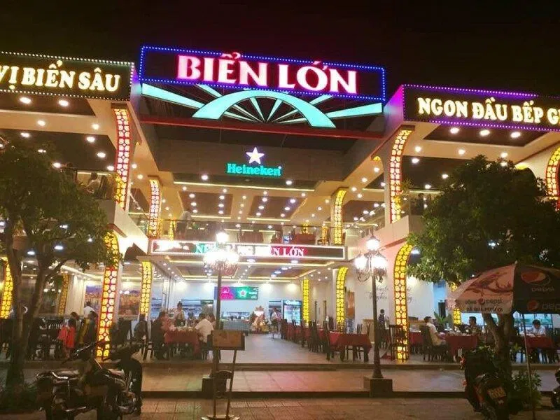 Nhà hàng hải sản Biển Lớn lung linh về đêm (ảnh: internet)