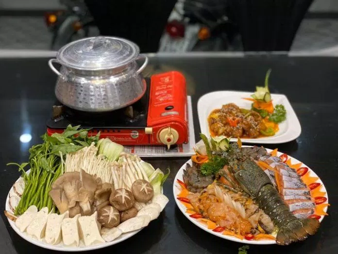 Nổi lẩu siêu to đầy ắp thức ăn (Nguồn: Internet)