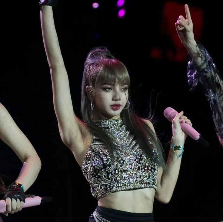 Mía tóc bất biến bất chấp gió lớn của Lisa (Nguồn: Internet)