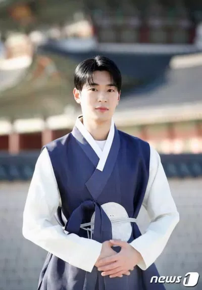 Dù vướng nghĩa vụ quân sự và không được quảng bá nhiều, song Park Seoham vẫn thường xuyên được nhắc tên trên các Hot Topic. (Ảnh: New1) Dù vướng nghĩa vụ quân sự và không được quảng bá nhiều, song Park Seoham vẫn thường xuyên được nhắc tên trên các Hot Topic. (Ảnh: New1)