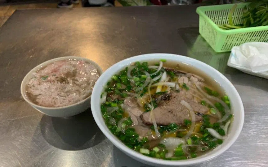 Phở Anh có vị rất riêng, sạch sẽ, nước dùng đậm đà, mỡ màng, thịt nhiều (Ảnh: Internet)