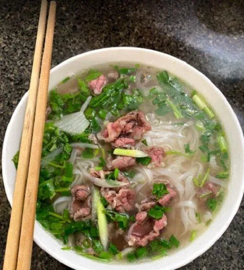 Thịt được bỏ trong tô rất nhiều và tươi, gân cũng giòn, ngon “hết sẩy” (Ảnh: Internet)