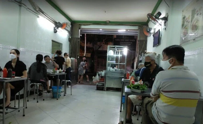 Không gian sạch sẽ, thoáng, bàn ghế gọn gàng (Ảnh: Internet)