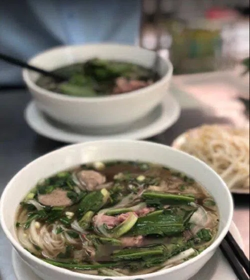 Quán Phở Hiền còn phân ra 3 loại tô: nhỏ, vừa và đặc biệt với số lượng món thịt khác nhau (Ảnh: Internet)