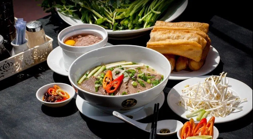 Một tô phở của quán khá là to, cực kì nhiều thịt và lúc nào cũng nóng hổi thơm lừng (Ảnh: Internet)