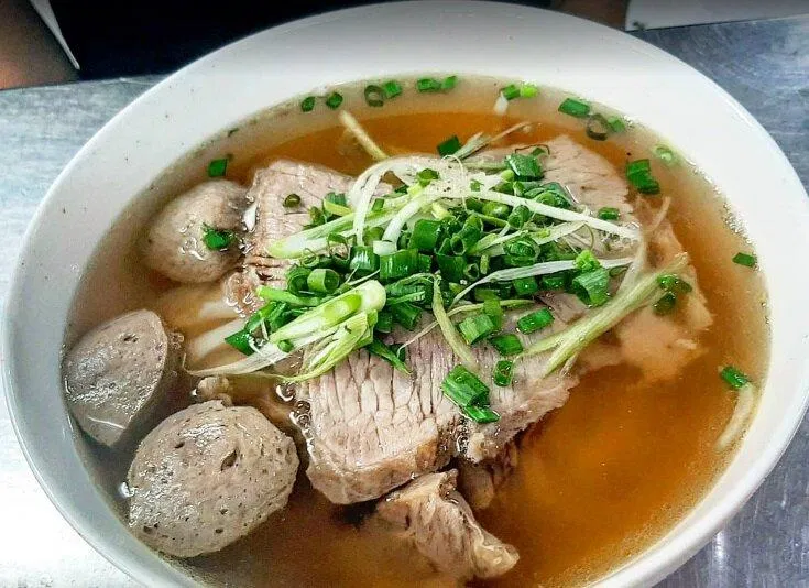 Một tô phở được phục vụ cho thực khách rất to và nhiều topping (Ảnh: Internet)