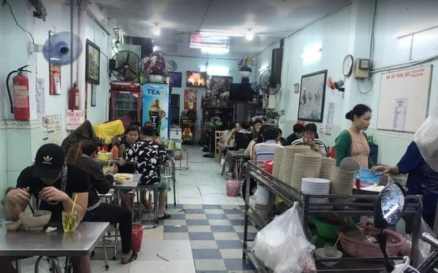 Quán có không gian rộng rãi, sạch sẽ (Ảnh: Internet)