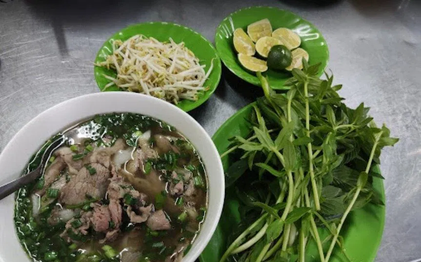 Phở của quán được nấu chín nhừ, nước xương đậm đà, gia vị thơm nức (Ảnh: Internet)