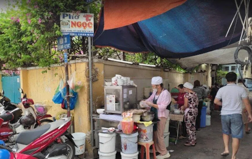 Phở Ngọc nằm sâu trong một con hẻm nhỏ và được phục vụ kiểu bình dân (ảnh: Internet)