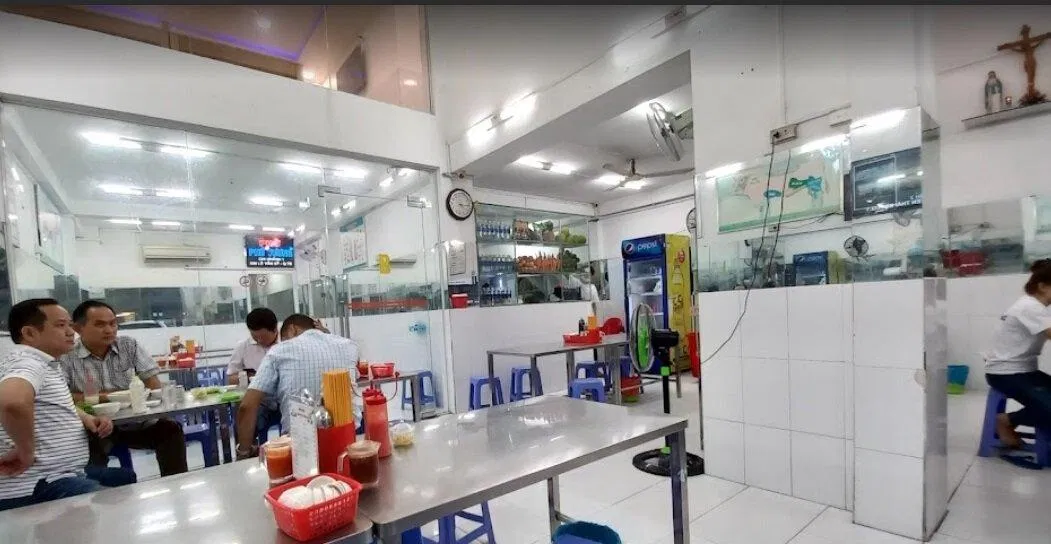 Quán rộng rãi, sạch sẽ và còn có máy lạnh (Ảnh: Internet)