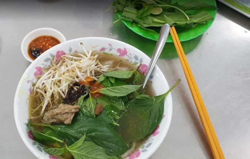 Chất phở của quán rất đặc trưng của Sài Gòn với bánh nhỏ như hủ tiếu, hơi dai, vị nước dùng vừa miệng, thịt nhiều (Ảnh: Internet)