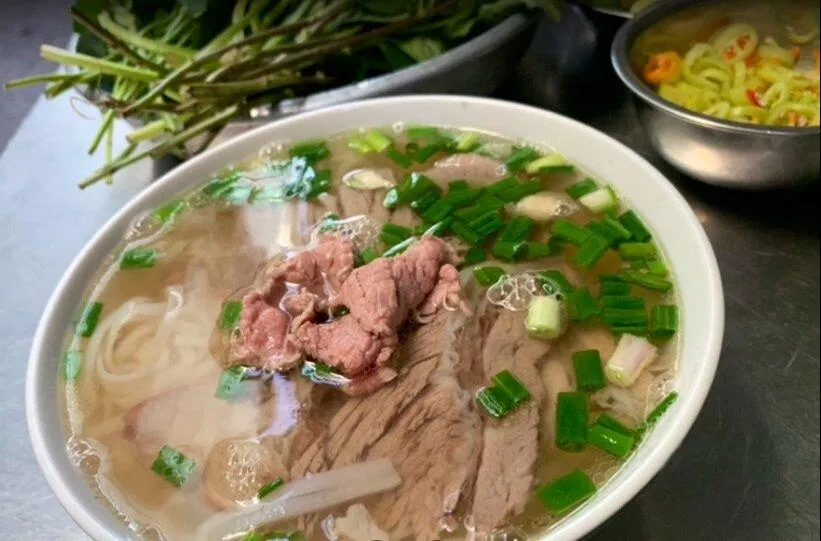 Thịt nạm được xắt miếng dài, rất mềm và béo, thịt tái lúc đem ra còn tái ăn hơi dai nhẹ rất ngon (ảnh: Internet)