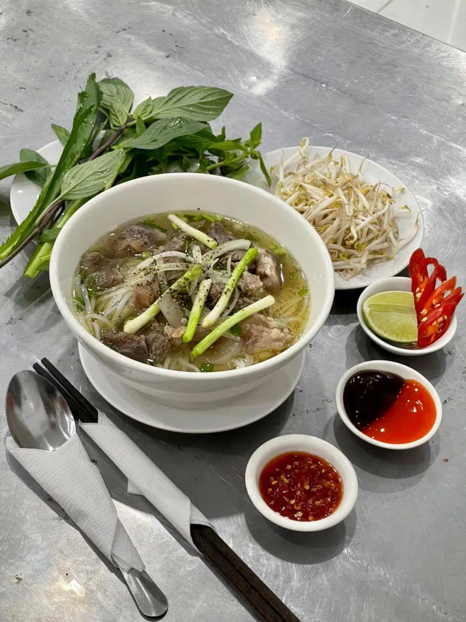 Phở của quán có mức giá rẻ hơn so với mặt bằng chung ở Sài Gòn (Ảnh: Internet)