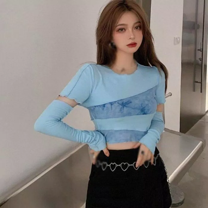 Những chiếc áo croptop ôm body vô cùng quyến rũ