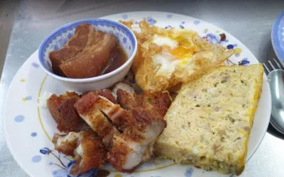Tại đây một dĩa cơm tấm thì cơm cực nhiều, thịt thì to và dày
