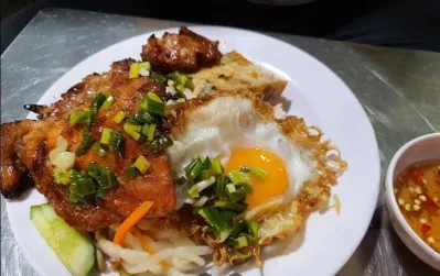Dĩa cơm "siêu ngon" của Cơm tấm chị Hồng (Ảnh: Internet)