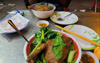 Chất lượng tô mì thì khỏi bản khi nước lèo vừa ăn, sợi mì dai ngon, đùi vịt to, da giòn, gia vị ướp thấm đều, thịt lại mềm (Ảnh Internet)