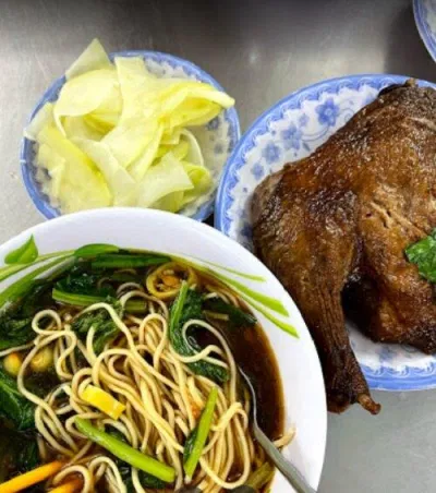 Chất lượng tô mì thì khỏi bản khi nước lèo vừa ăn, sợi mì dai ngon, đùi vịt to, da giòn, gia vị ướp thấm đều, thịt lại mềm (Ảnh Internet)