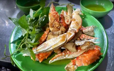Quán có đa dạng với nhiều loại hải sản tươi như ốc, ghẹ,... được chế biến theo nhiều kiểu khác nhau và nêm nếm gia vị rất vừa miệng