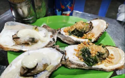 Quán có đa dạng với nhiều loại hải sản tươi như ốc, ghẹ,... được chế biến theo nhiều kiểu khác nhau và nêm nếm gia vị rất vừa miệng (Ảnh: Internet)