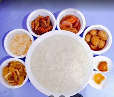 Cháo trắng ở đây thơm ngon và có đồ ăn kèm đa dạng (Ảnh: Internet)