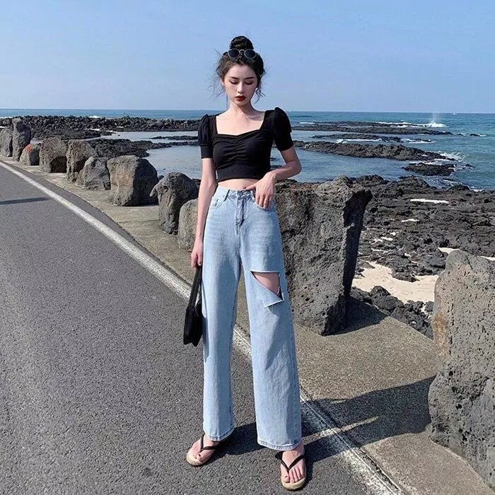 Jeans màu nhạt hài hòa cùng croptop đen cực nổi bật (Nguồn: internet) Jeans màu nhạt hài hòa cùng croptop đen cực nổi bật (Nguồn: internet)