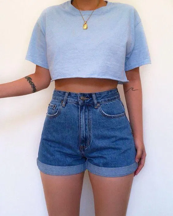 Gia tăng sự cá tính khi kết hợp áo croptop rộng và quần short jean (Ảnh: Internet)