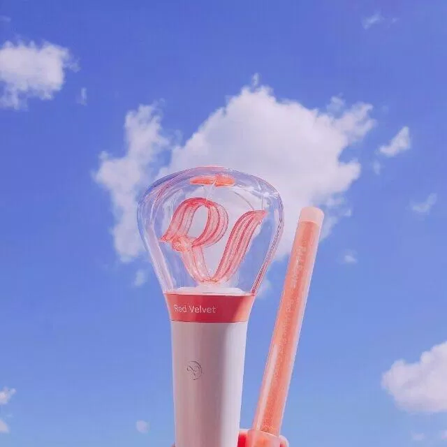 Red Velvet với chiếc lightstick đẹp nhất trong K-Pop. (Nguồn: Internet) Red Velvet với chiếc lightstick đẹp nhất trong K-Pop. (Nguồn: Internet)