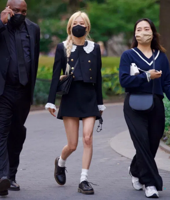 Rosé kết hợp áo twist preppy cùng với giày dr.martins (Nguồn: Internet)