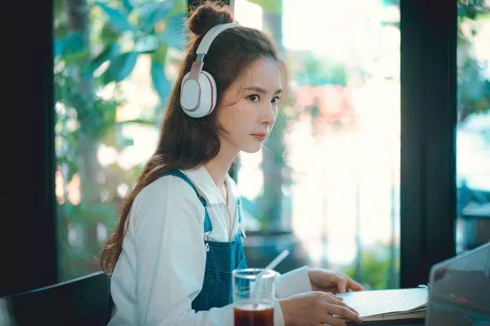 Oh Mi Joo với công việc là Người dịch phụ đề phim trong Run On. (Nguồn: Internet)