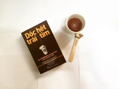 Cuốn sách "Dốc hết trái tim" của Howard Schultz (Ảnh: Internet). Cuốn sách "Dốc hết trái tim" của Howard Schultz (Ảnh: Internet).