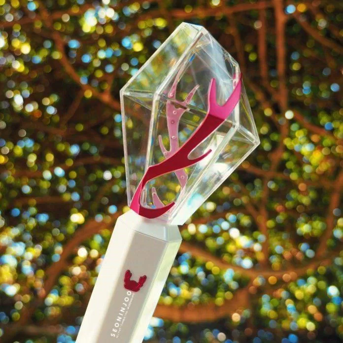 Samuel với chiếc lightstick đẹp nhất trong K-Pop. (Nguồn: Internet) Samuel với chiếc lightstick đẹp nhất trong K-Pop. (Nguồn: Internet)